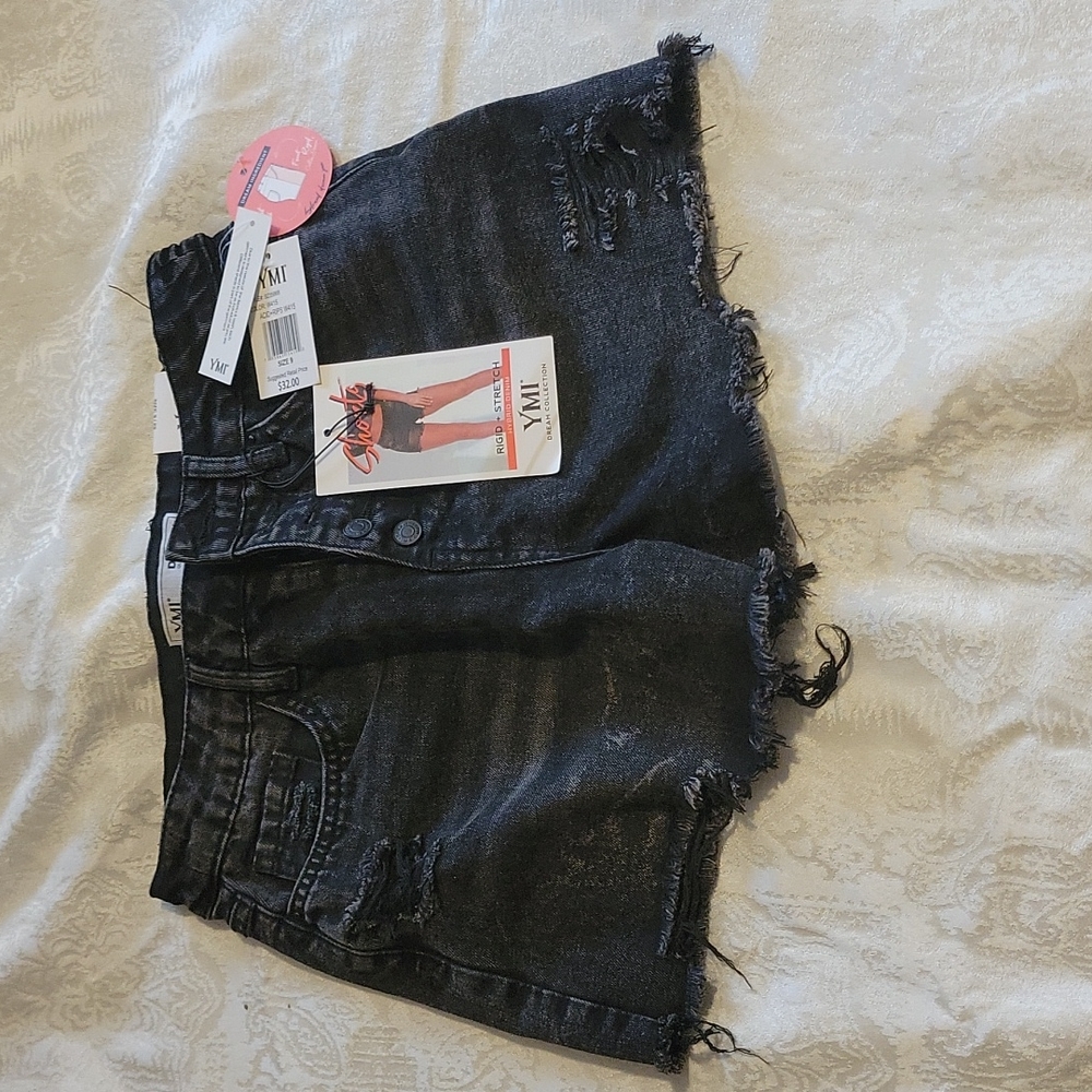 New distressed black jean shorts 🖤